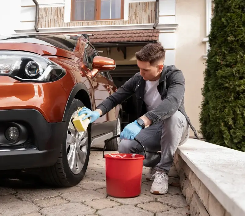 Lavage auto à domicile Ravel : professionnel intervenant sur un véhicule